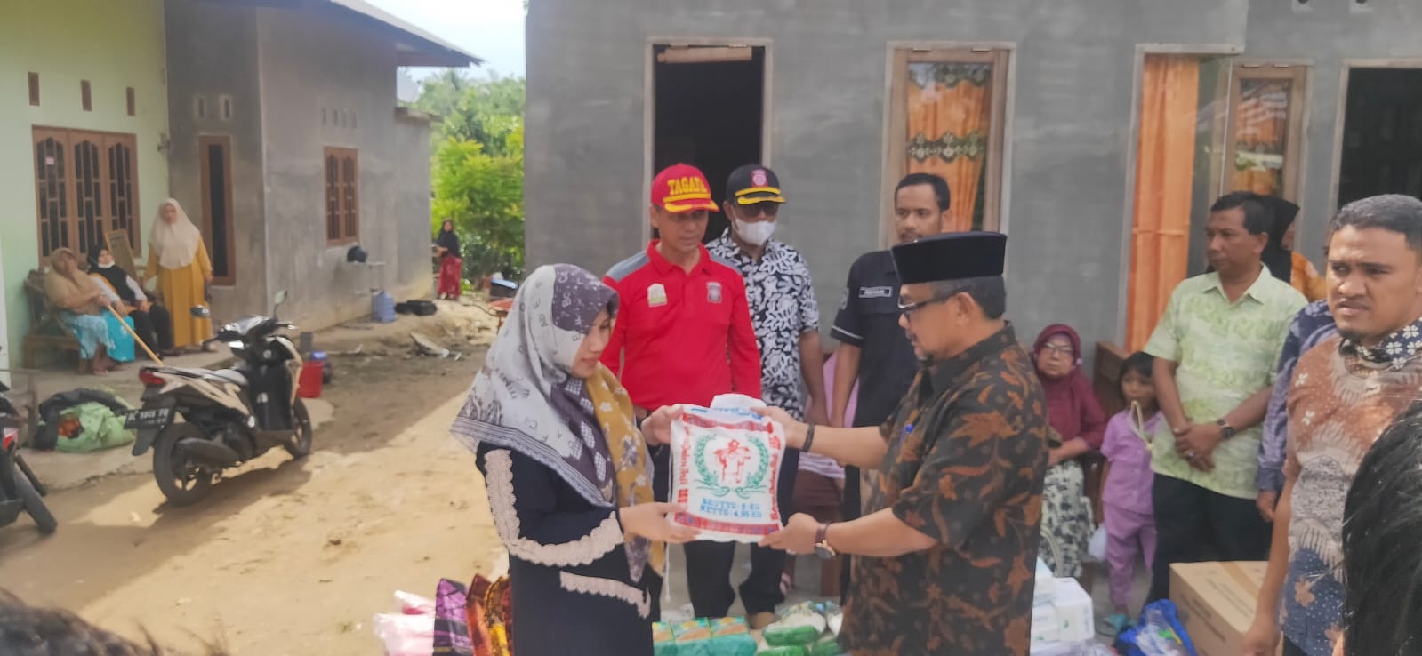 Pj.Walikota Langsa Berikan Bantuan Masa Panik Kepada Korban  Kebakaran Di Dusun Makmur Gp.Baroh Langsa Lama