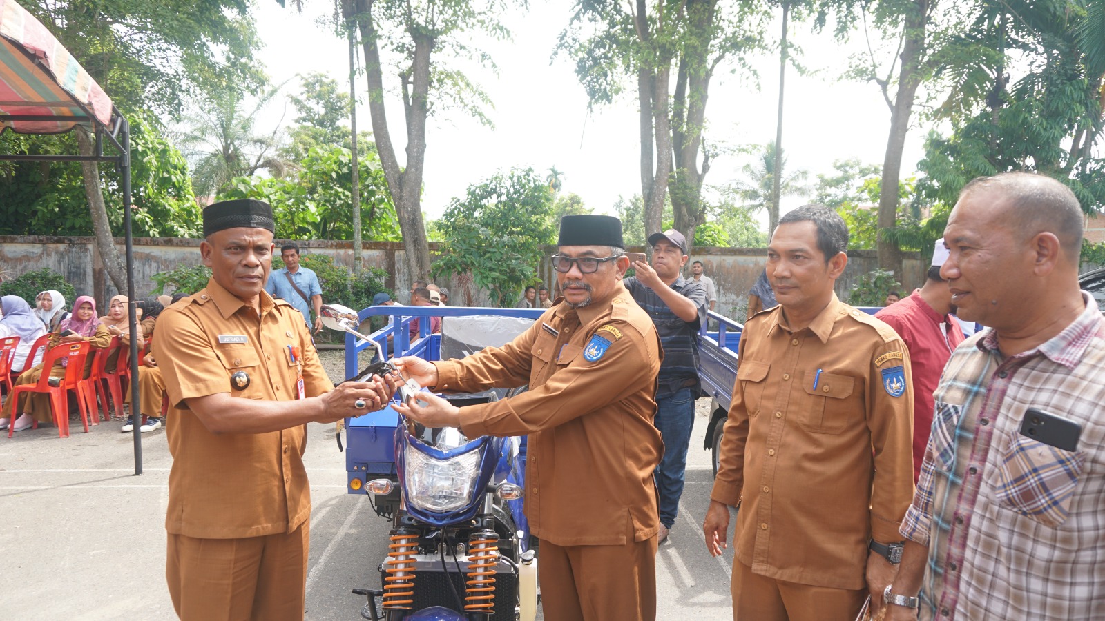 Pj.Walikota Langsa Serahkan 27 Becak Motor ( Betor ) Kepada Pemerintah Gampong dan Dayah Dalam Wilayah Kota Langsa