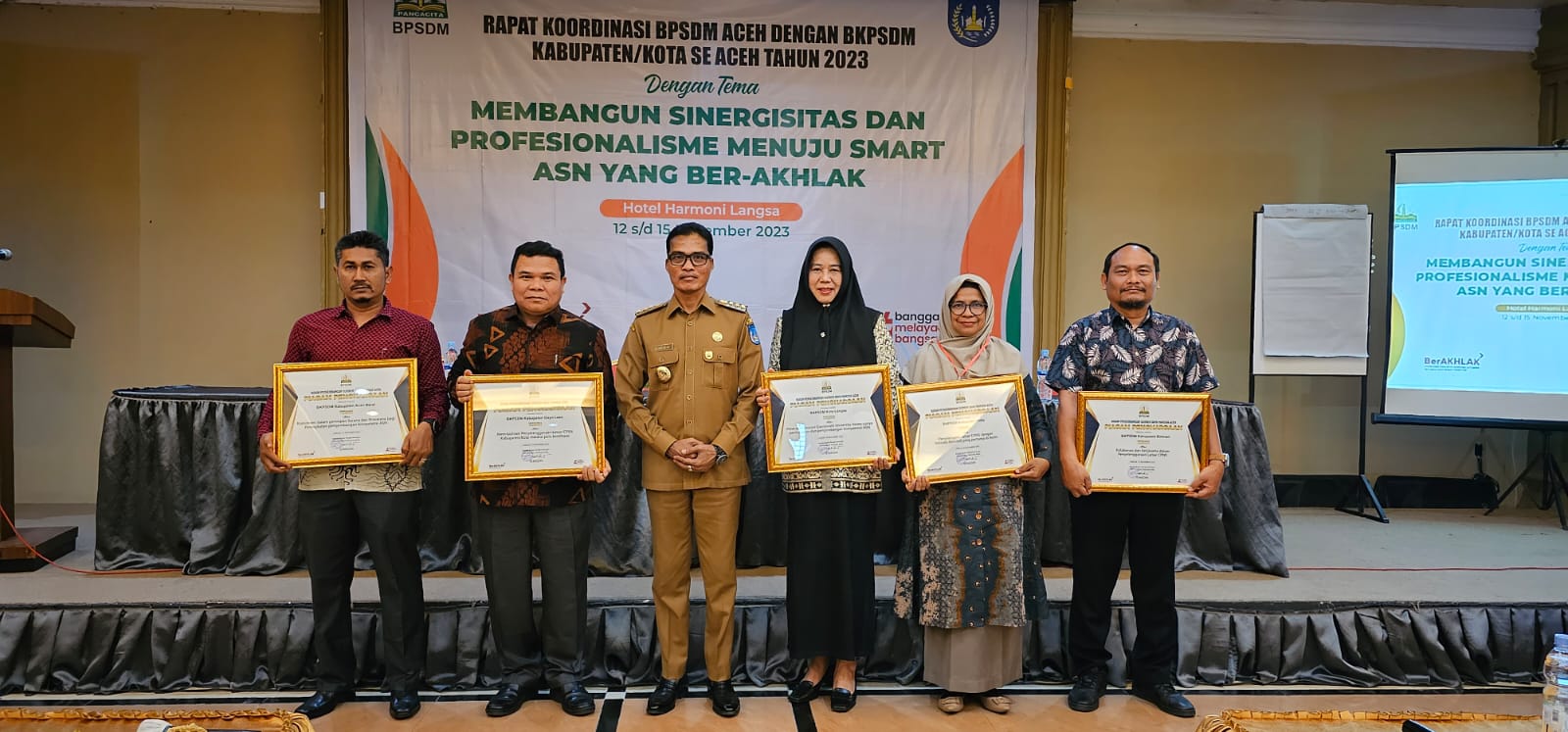 Dinas BKPSDM Kota Langsa menerima penghargaan terbaik dari Badan Pengembangan Sumber Daya Manusia (BPSDM) Aceh
