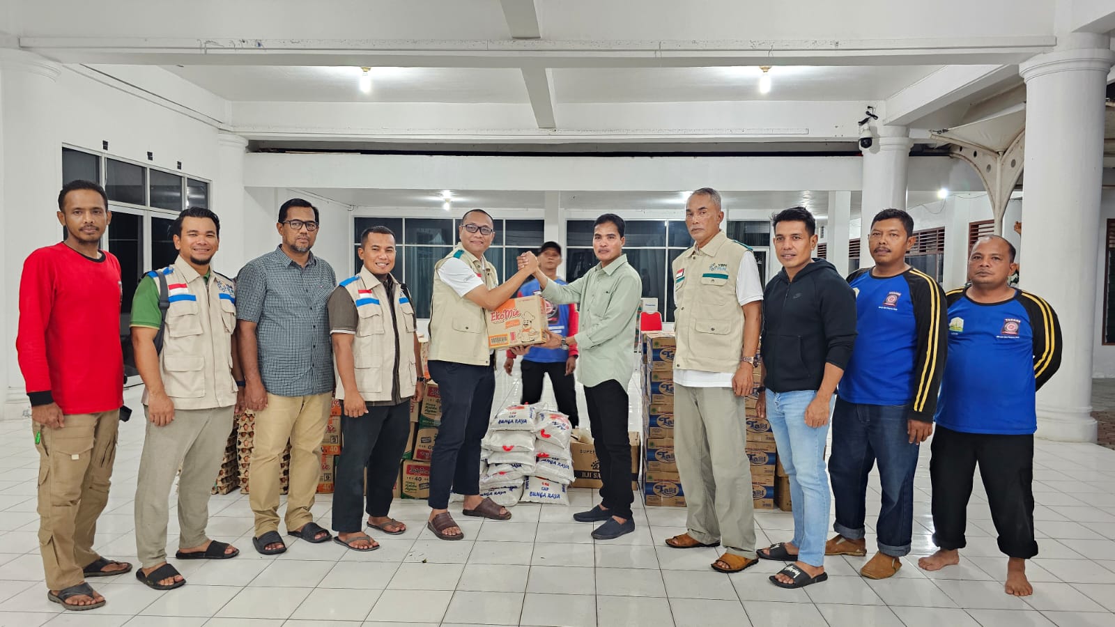 Pj. Walikota Langsa Syaridin S.Pd., M.Pd menerima bantuan dari yayasan Baitul Mal PLN (YBM) untuk korban banjir